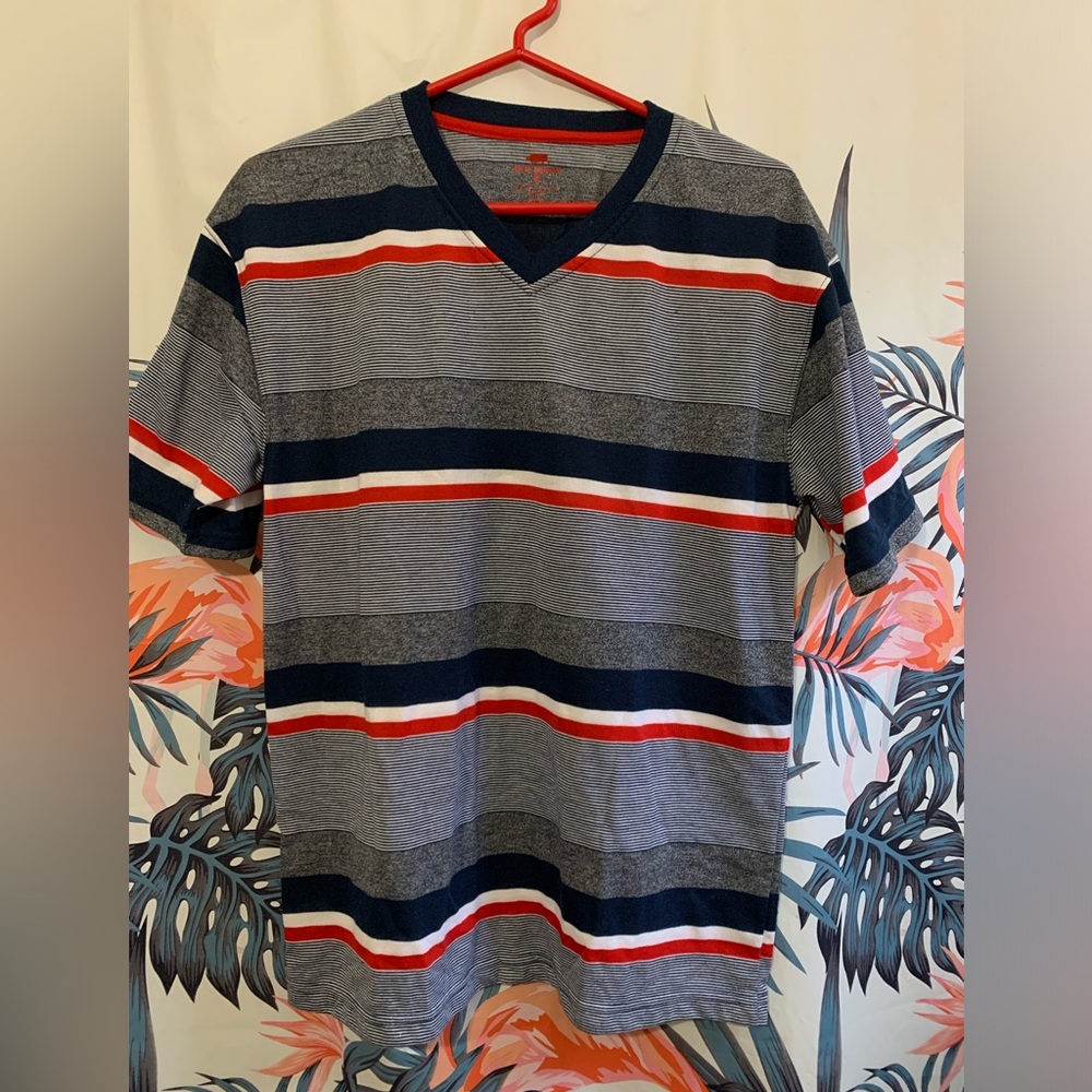 🔥5/$25 Red Rhino Shirt Sz M, v-neck, 

1G